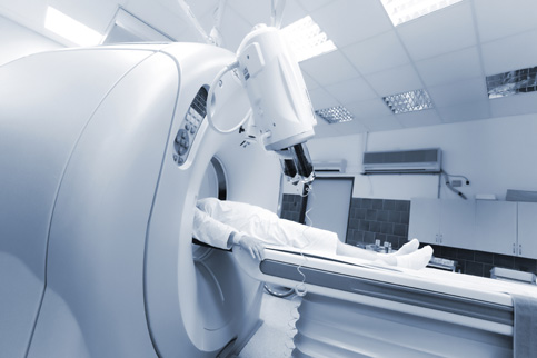 L’Imagerie par Résonance Magnétique (IRM) est un examen qui permet d'analyser les structures vasculaires, sans l’utilisation des rayons X.